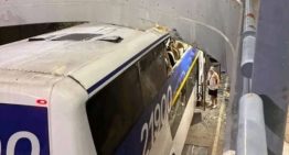 Insólito accidente de hinchas de Chaco For Ever en Banfield: el micro que los trasladaba se incrustó en un paso bajo nivel, hubo heridos