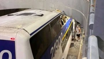 Insólito accidente de hinchas de Chaco For Ever en Banfield: el micro que los trasladaba se incrustó en un paso bajo nivel, hubo heridos