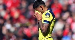 Cuti Romero, tras la lesión en su rodilla: el futbolista se mostró rengueando y vendado mientras un hincha le hizo una broma pesada