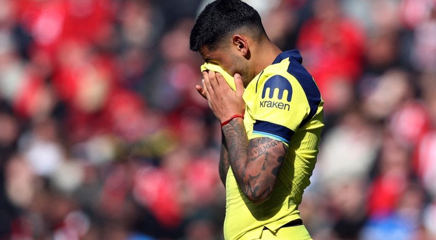 Cuti Romero, tras la lesión en su rodilla: el futbolista se mostró rengueando y vendado mientras un hincha le hizo una broma pesada