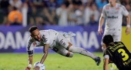 Neymar tardó 3 minutos en hacer un gol en la Sudamericana, pero casi se va expulsado y el Santos empató para ayudar a San Lorenzo