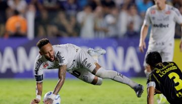 Neymar tardó 3 minutos en hacer un gol en la Sudamericana, pero casi se va expulsado y el Santos empató para ayudar a San Lorenzo