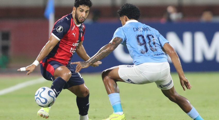 La insólita expulsión de un ex Independiente en la Copa Libertadores: agredió a un rival con un saque lateral y tras el VAR le sacaron la roja