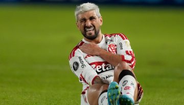 ¿Uruguay pierde otra pieza clave para el Mundial 2026? De Arrascaeta se fracturó la clavícula en Estudiantes vs Flamengo por la Libertadores