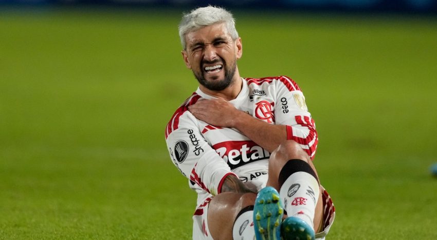 ¿Uruguay pierde otra pieza clave para el Mundial 2026? De Arrascaeta se fracturó la clavícula en Estudiantes vs Flamengo por la Libertadores