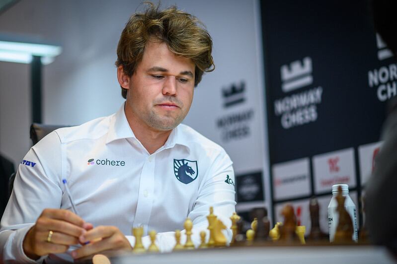Magnus Carlsen piensa una de sus jugadas frente a Wesley So en la partida que perdió este sábado en Oslo