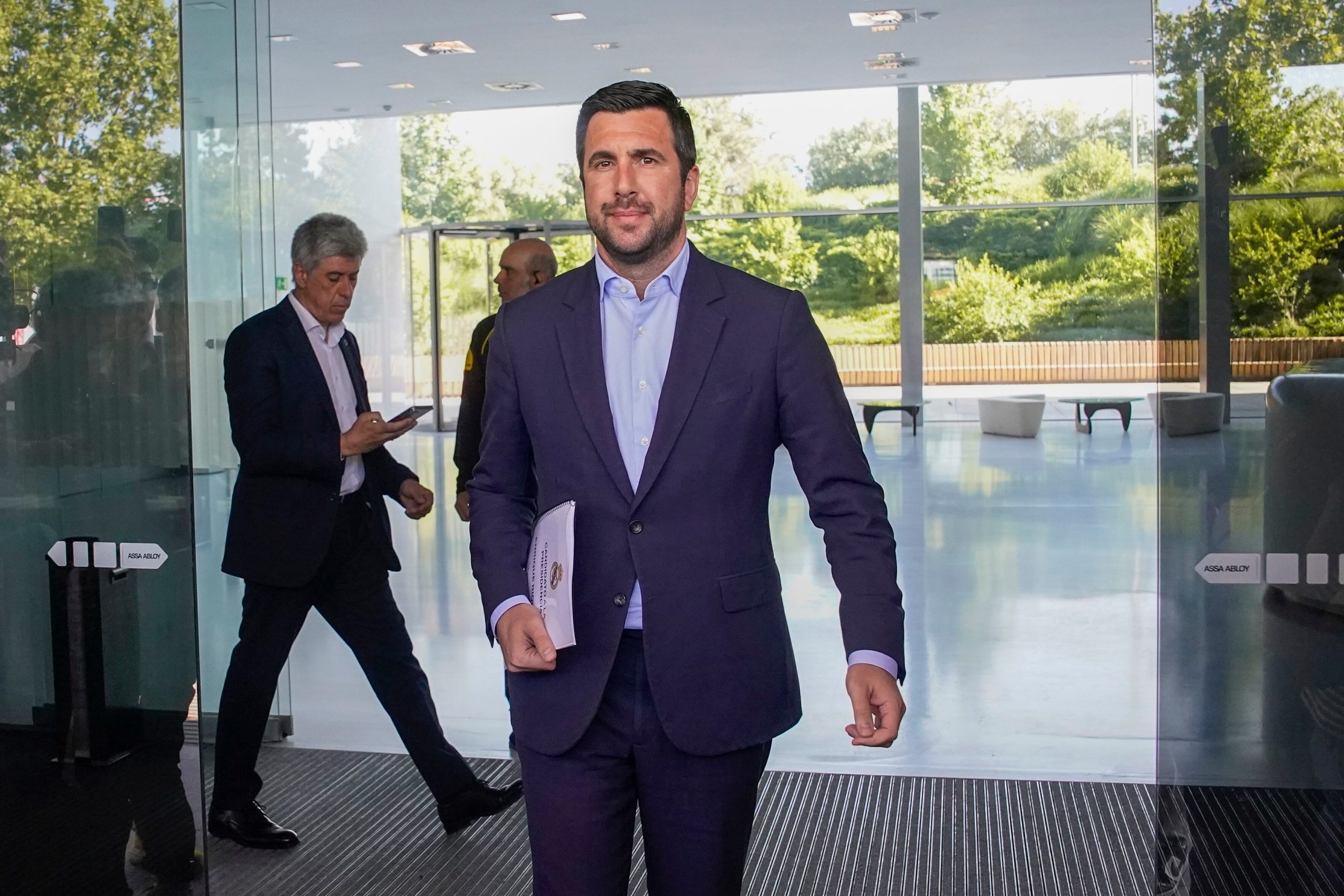 Enrique Riquelme sale este sábado de las oficinas del Real Madrid en Valdebebas.