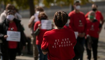 Sentar a las eléctricas en la mesa del pobre