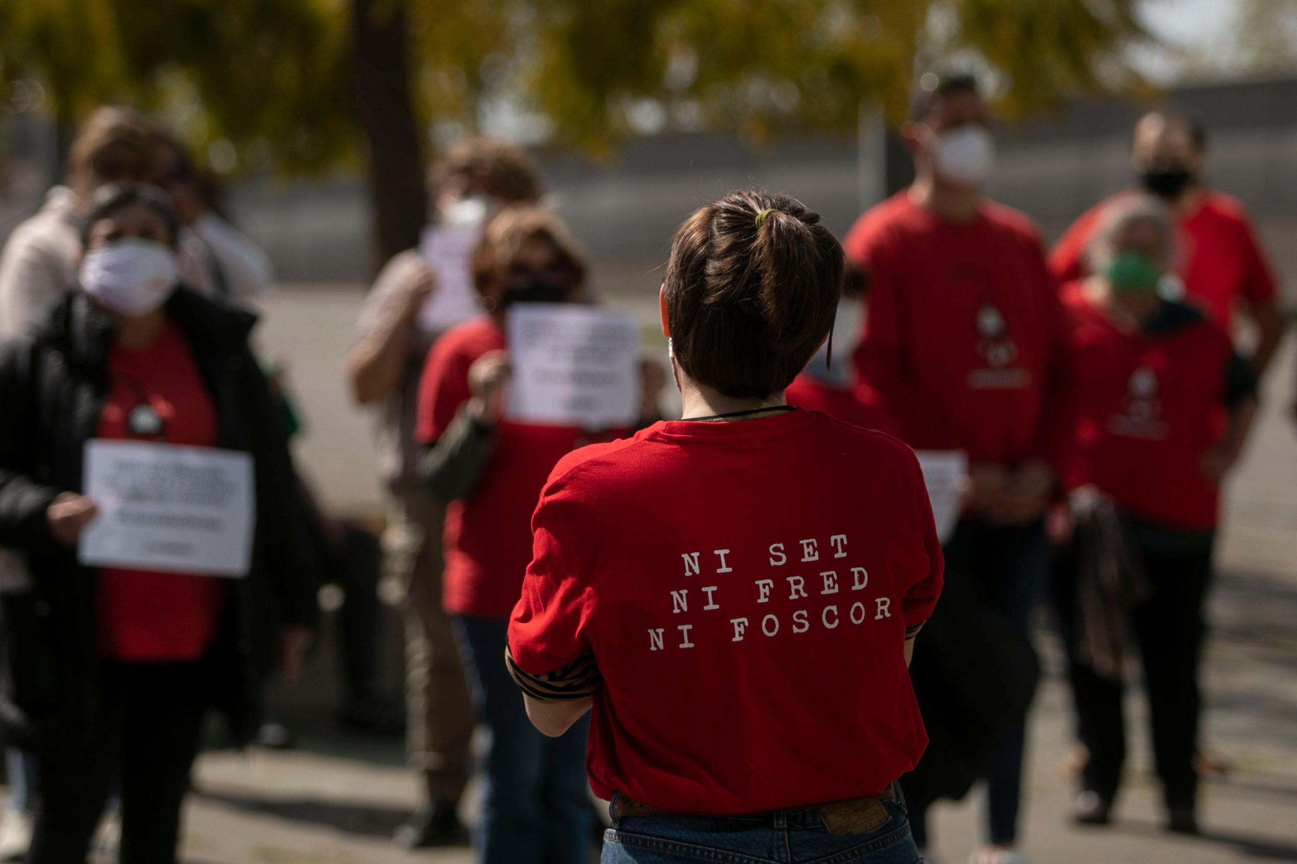 Activistas se manifiestan en 2021 ante la firma de administraciones y Endesa del acuerdo sobre pobreza energética.