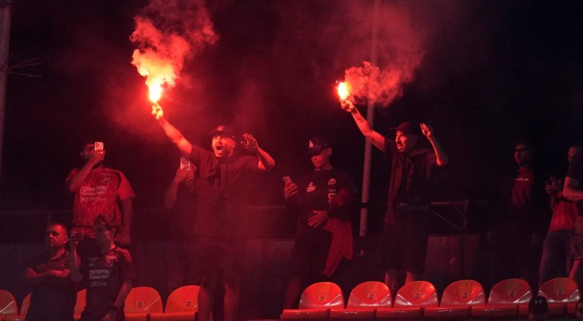 Graves incidentes en Colombia: la barra del DIM generó disturbios y se suspendió el partido por la Libertadores ante Flamengo