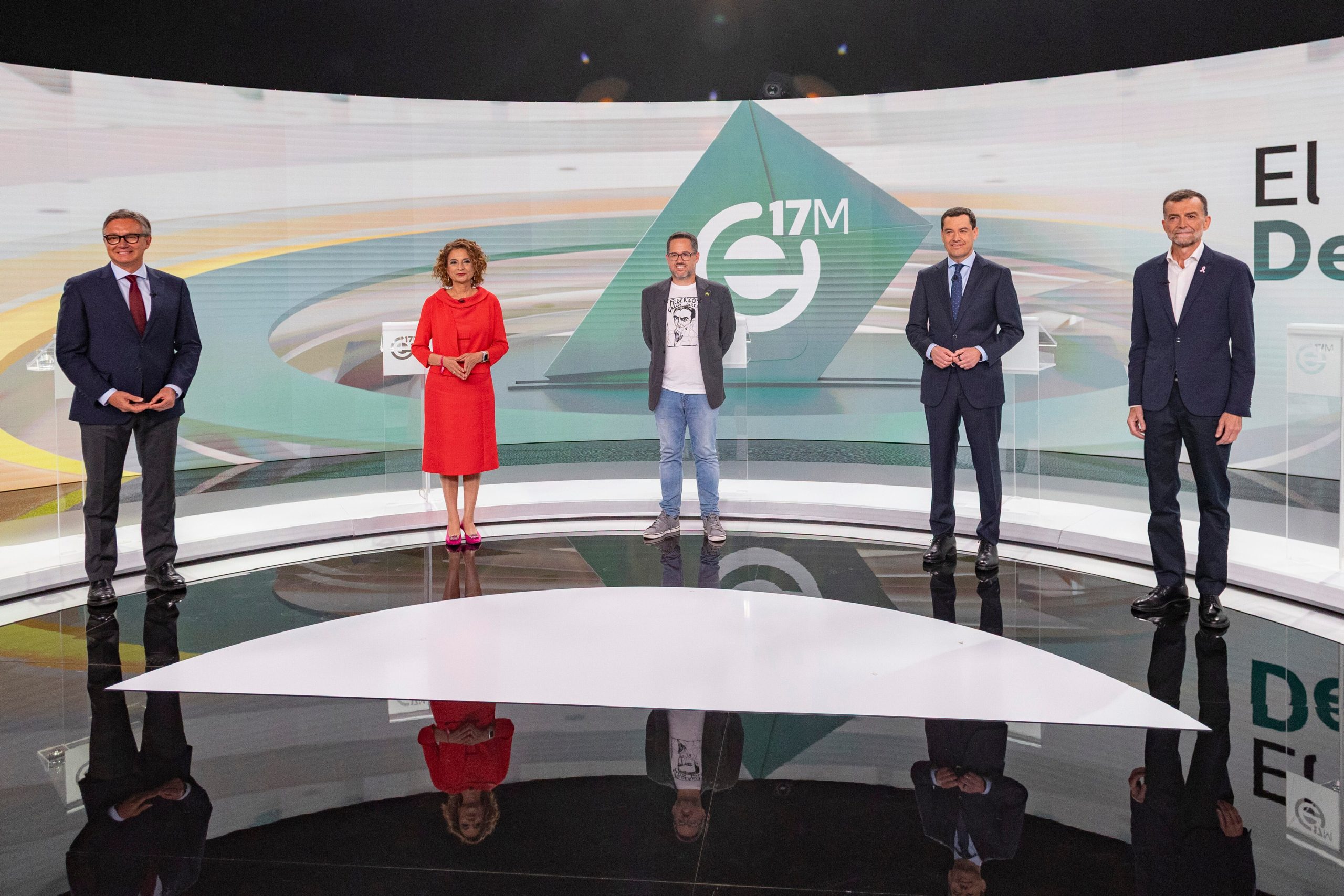 Los candidatos a la presidencia de la Junta de Andalucía, Juan Manuel Moreno Bonilla (PP), María Jesús Montero (PSOE), Manuel Gavira (Vox), Antonio Maíllo (Por Andalucía) y José Ignacio García Sánchez (Adelante Andalucía) este lunes en RTVA, en Sevilla.