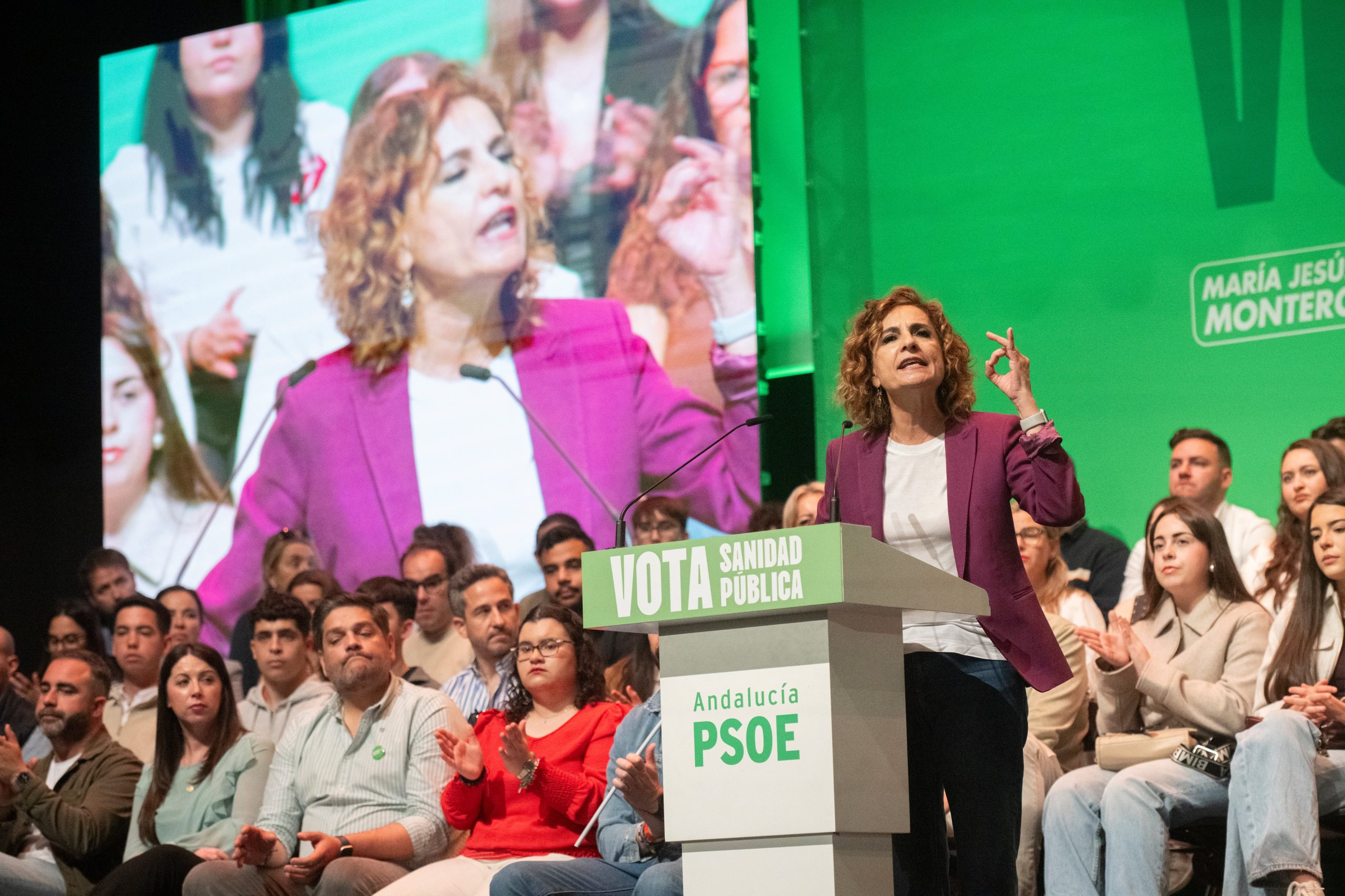 María Jesús Montero, durante un mitin en el Palacio de Exposiciones y Congresos de La Línea de la Concepción.