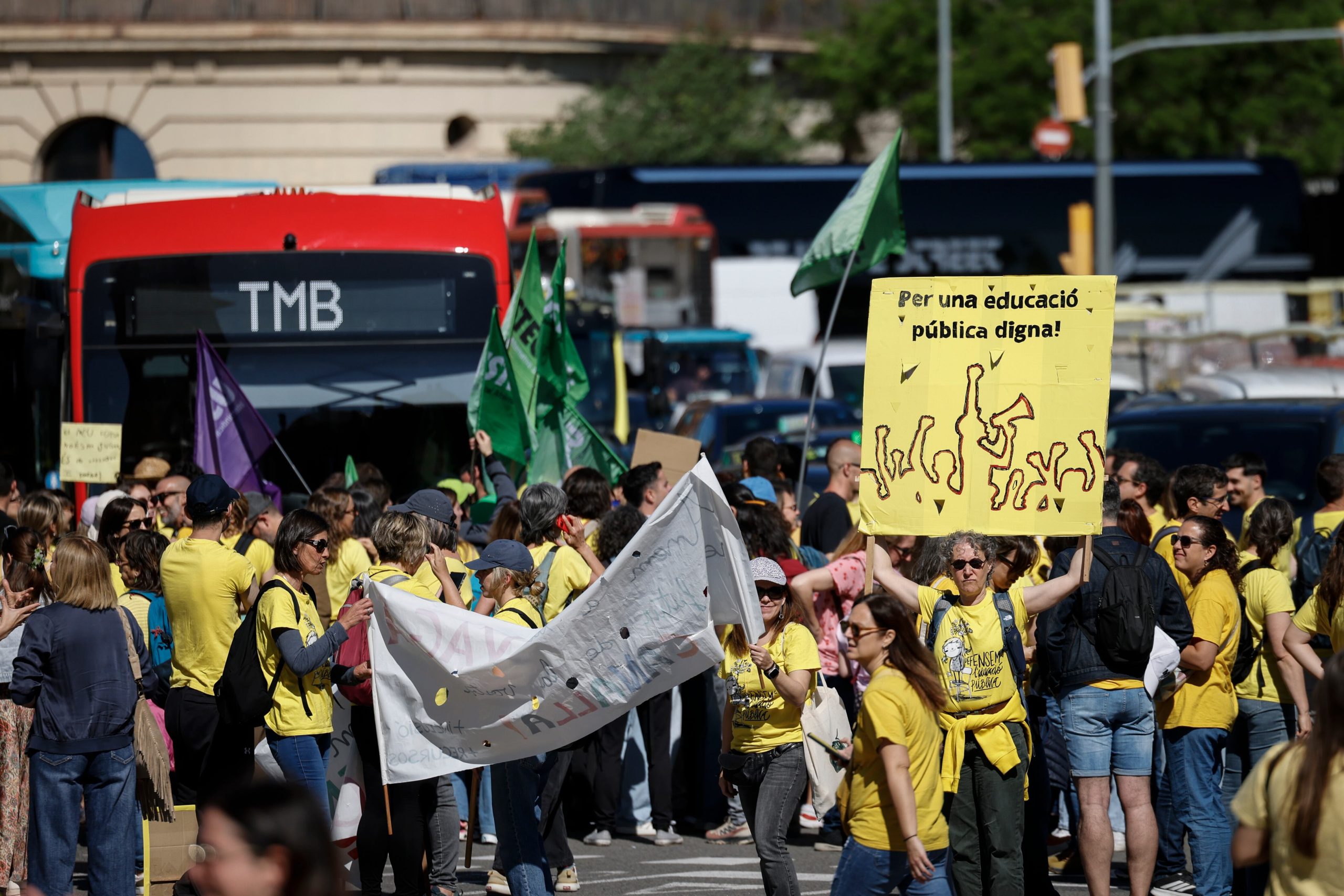 Corte de trafico en la Plaza de España de Barcelona por la huelga de profesores,
