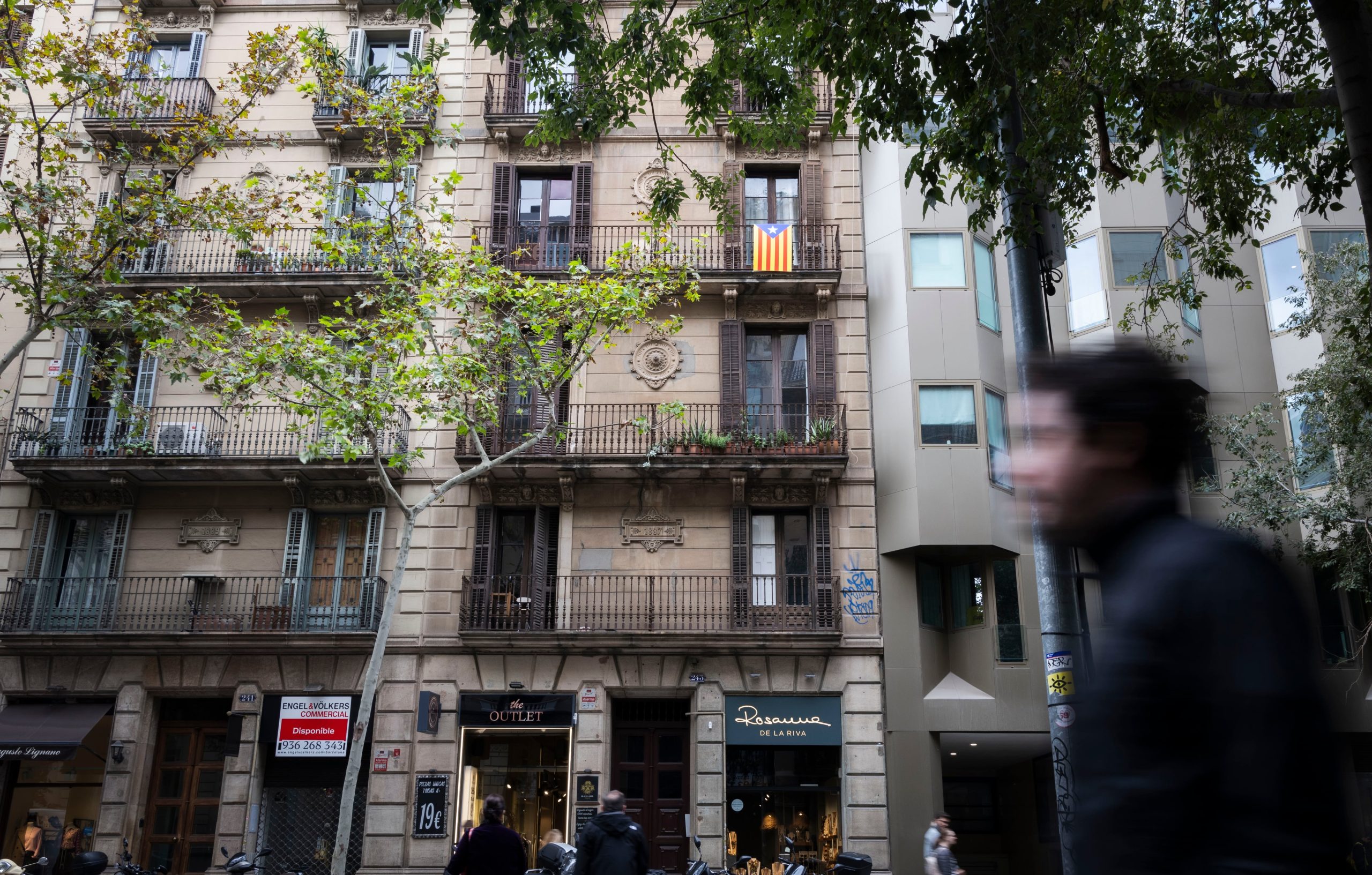 Edificio de propiedad vertical de la derecha del Eixample de Barcelona cuyos inquilinos alertaron en 2024 de que había cambiado de manos.