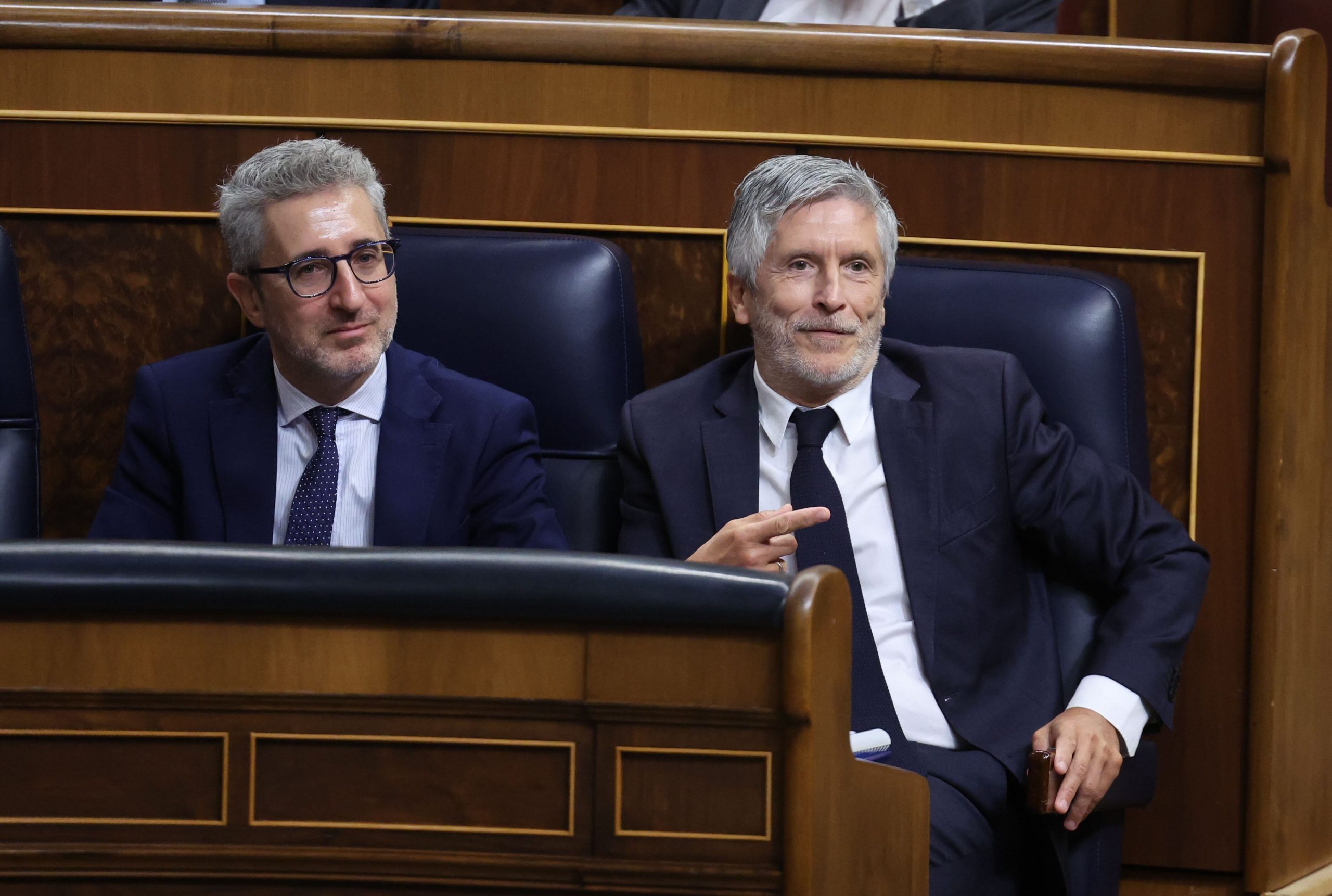 A la derecha, el ministro del Interior, Fernando Grande Marlaska, y el ministro de Hacienda, Arcadi España, el miércoles en el Congreso.