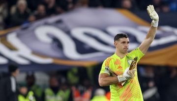 Mientras se recupera para el debut en el Mundial, Dibu Martínez suena en un gigante de Italia