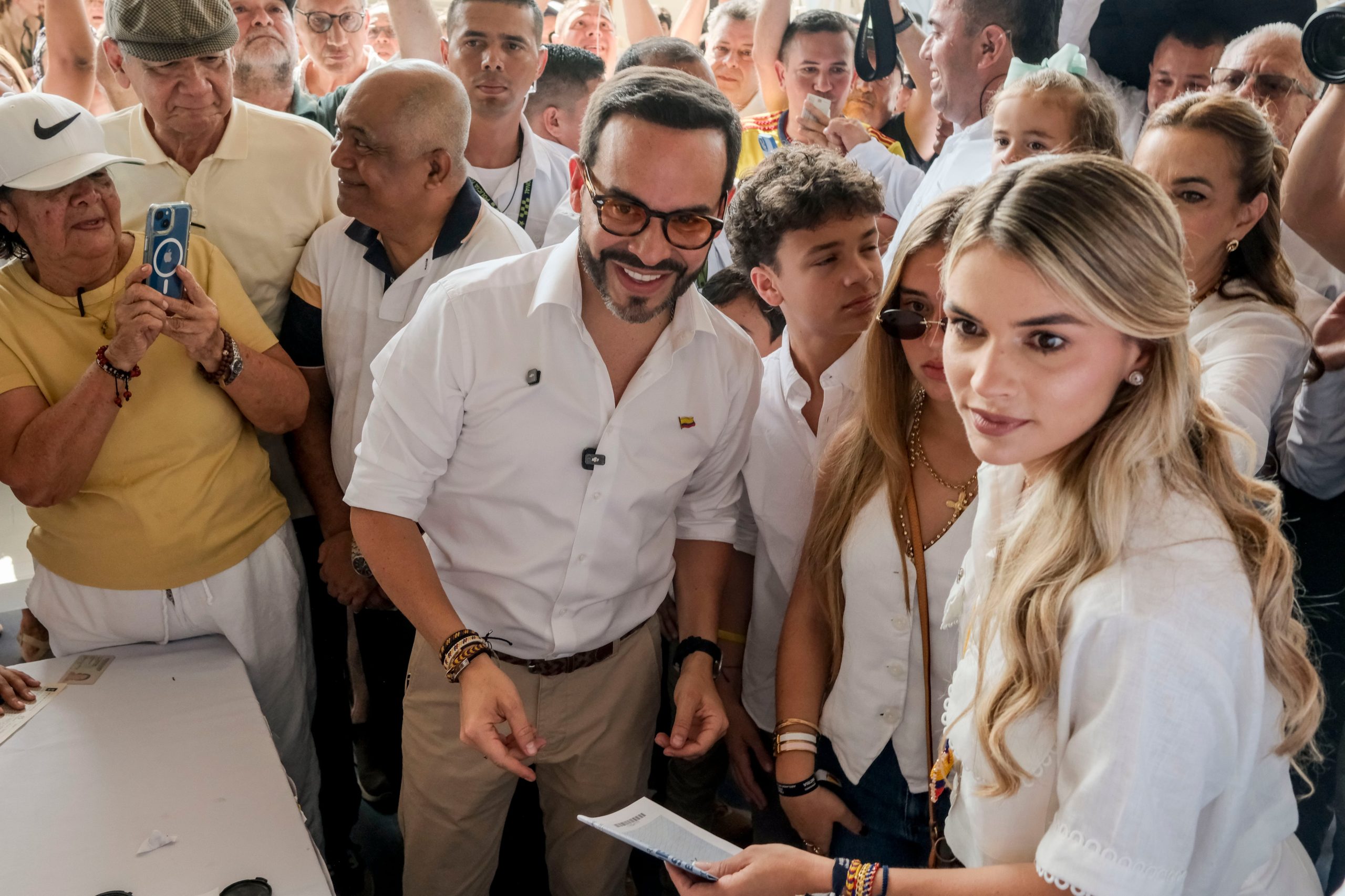 Abelardo de la Espriella llega a su puesto de votación, en Barranquilla, este domingo.