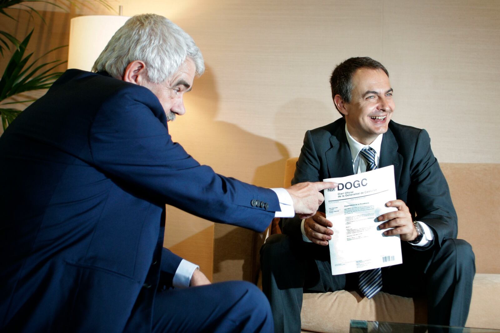 El expresident Pasqual Maragall y el expresidente José Luis Rodríguez Zapatero, con el texto publicado en el DOGC.