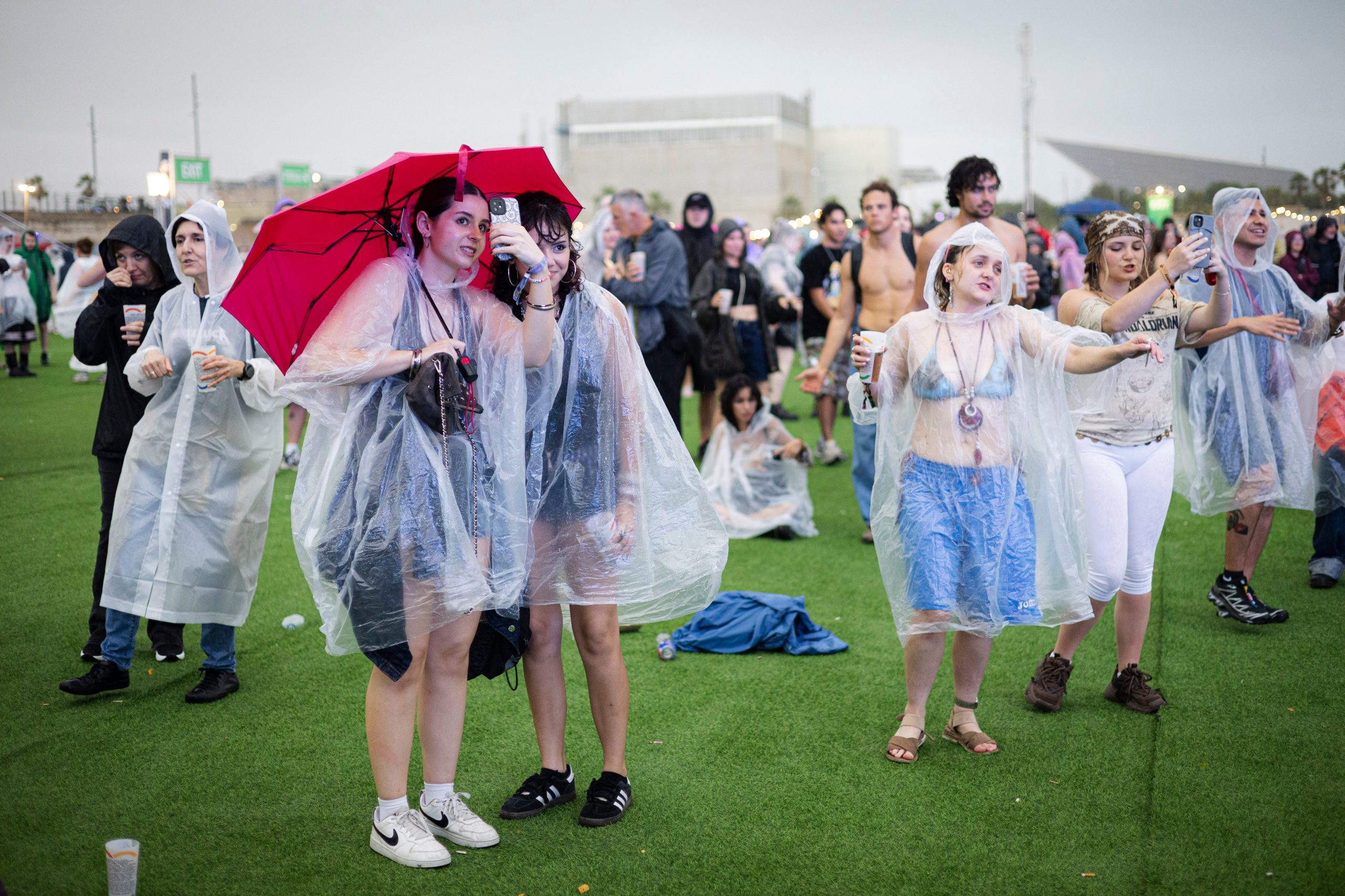 Asistentes al Primavera Sound, pertrechados con chubasqueros y paraguas.