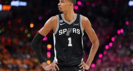 Finales de la NBA: un fan invadió la cancha para sacarse una selfie con Wembanyama en el triunfo de los Knicks sobre los Spurs