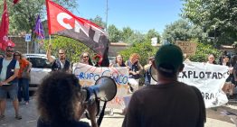 Los equipos que trabajan con personas sin hogar de Madrid protestan ante la sede de Políticas Sociales: “Cuando alzamos la voz, nos castigan”