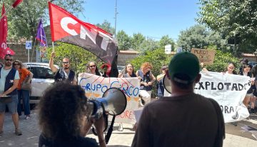 Los equipos que trabajan con personas sin hogar de Madrid protestan ante la sede de Políticas Sociales: “Cuando alzamos la voz, nos castigan”