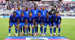 Otra decisión polémica de la FIFA: Haití debe cambiar su camiseta por cuestiones políticas tras su particular diseño