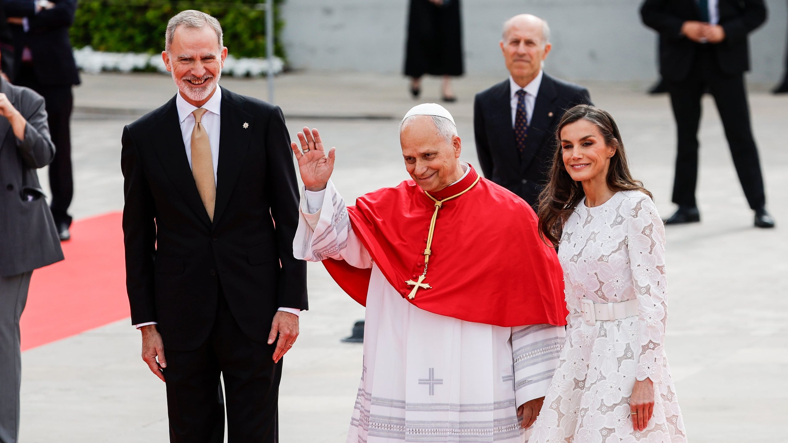 El papa León XIV, entre el rey Felipe VI y la reina Letizia, este sábado en el aeropuerto de Barajas (Madrid).