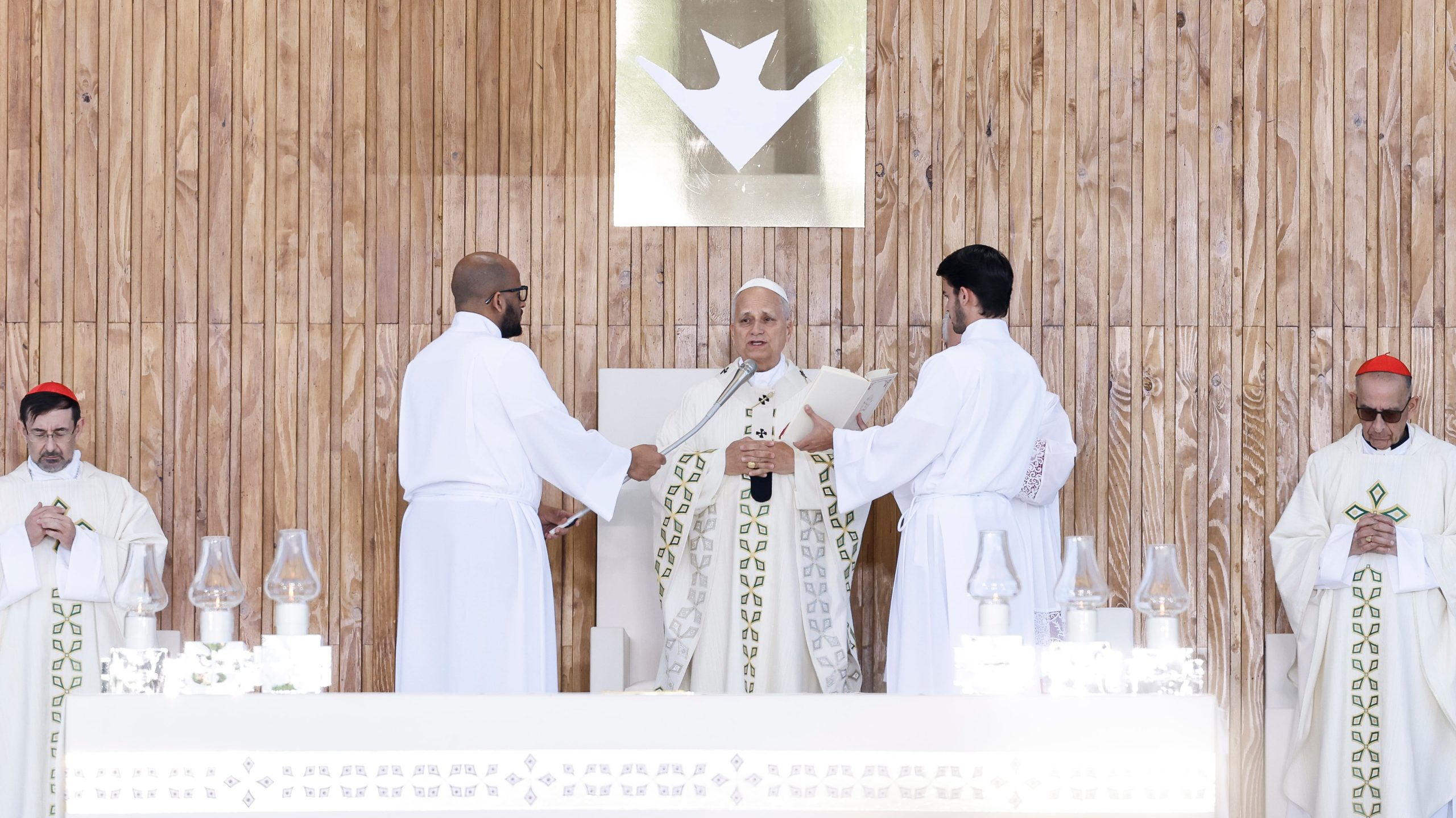 El papa León XIV celebra la misa del ‘Corpus Christi’ en la plaza de la Cibeles de Madrid, este domingo.