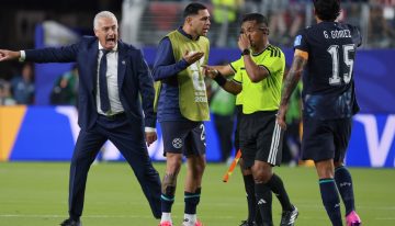 Qué dijo Gustavo Alfaro sobre el arbitraje y la expulsión de Miguel Almirón ante Turquía: «Me cuesta jugar este deporte nuevo»
