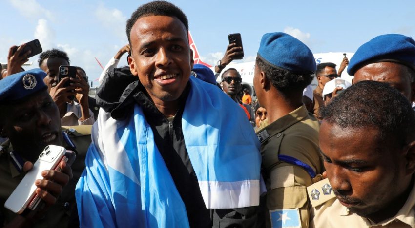 Omar Artan, el árbitro al que Estados Unidos le negó el acceso al Mundial, volvió a Somalía: así lo recibieron