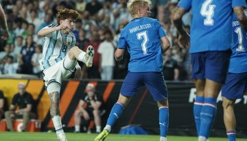 Valentín Barco está tocado por la varita en la Selección: sacó un zurdazo entre mil piernas y puso el 1-0 contra Islandia