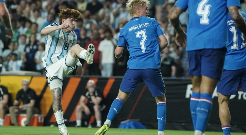 Valentín Barco está tocado por la varita en la Selección: sacó un zurdazo entre mil piernas y puso el 1-0 contra Islandia