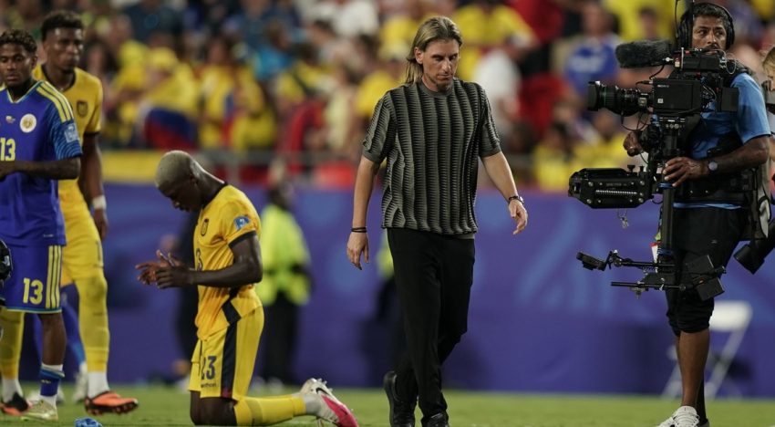 «¡Fuera Beccacece!»: la furia de los hinchas de Ecuador contra el DT tras el empate ante Curazao y su arenga