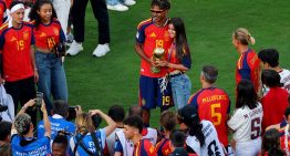 Lamine Yamal, el niño de oro hizo historia en el Mundial: posó con su novia, comió empanadas y abrazó a Messi