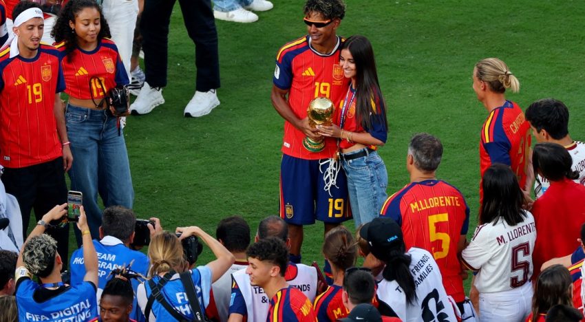 Lamine Yamal, el niño de oro hizo historia en el Mundial: posó con su novia, comió empanadas y abrazó a Messi