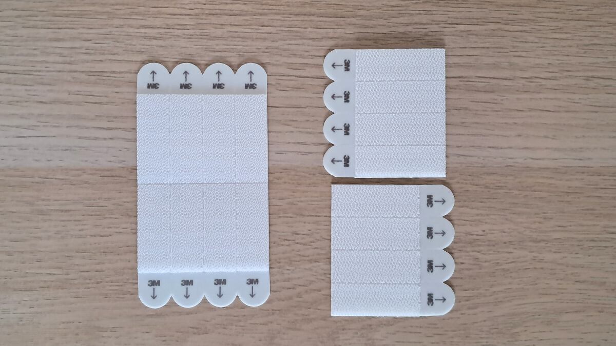 Tiras adhesivas para colgar cuadros.