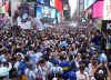 El banderazo para la Scaloneta en Times Square tuvo de todo: 20.000 hinchas, un local con récord de ventas y un diluvio para calmar la espera por la final