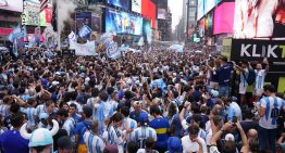 El banderazo para la Scaloneta en Times Square tuvo de todo: 20.000 hinchas, un local con récord de ventas y un diluvio para calmar la espera por la final