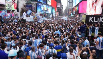 El banderazo para la Scaloneta en Times Square tuvo de todo: 20.000 hinchas, un local con récord de ventas y un diluvio para calmar la espera por la final