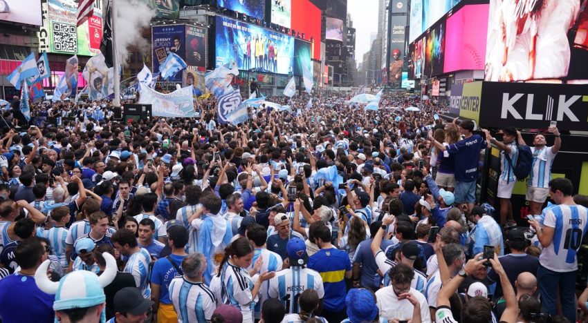 El banderazo para la Scaloneta en Times Square tuvo de todo: 20.000 hinchas, un local con récord de ventas y un diluvio para calmar la espera por la final