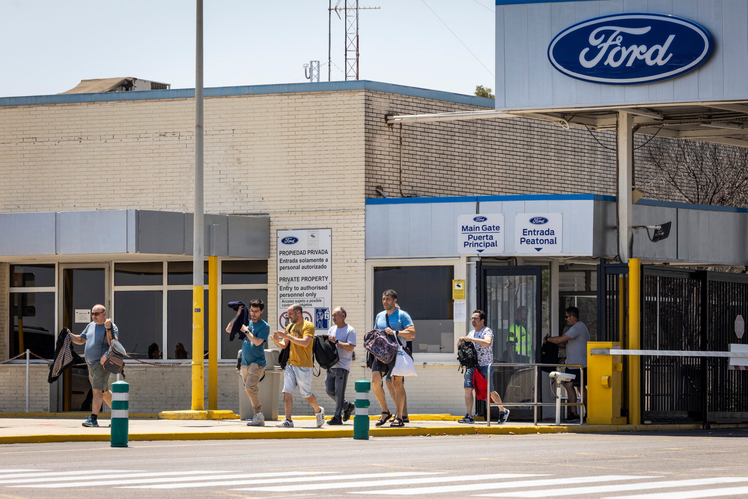 Trabajadores saliendo de la planta de Ford Almussafes (Valencia) en junio de 2024.