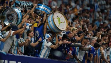 Argentina – Inglaterra: la caravana de los hinchas al estadio de Atlanta, su opinión sobre si es «solo un partido de fútbol» y el grito en el himno británico