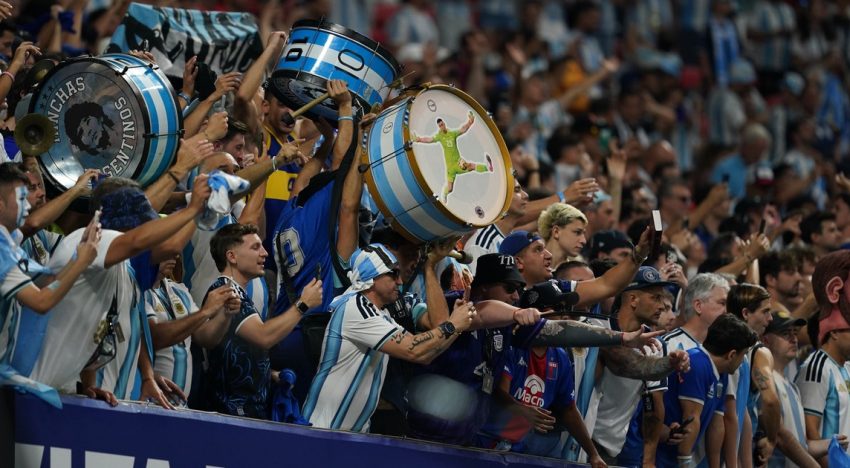 Argentina – Inglaterra: la caravana de los hinchas al estadio de Atlanta, su opinión sobre si es «solo un partido de fútbol» y el grito en el himno británico