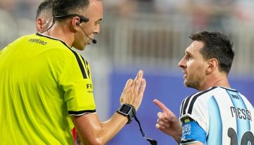 El cruce entre Messi y el árbitro en pleno Argentina-Suiza: «No faltés el respeto; a mí hablame bien»
