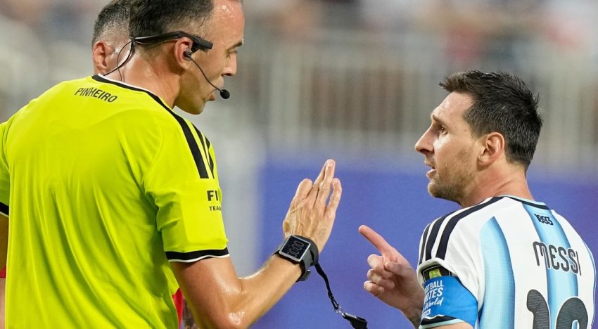 El cruce entre Messi y el árbitro en pleno Argentina-Suiza: «No faltés el respeto; a mí hablame bien»
