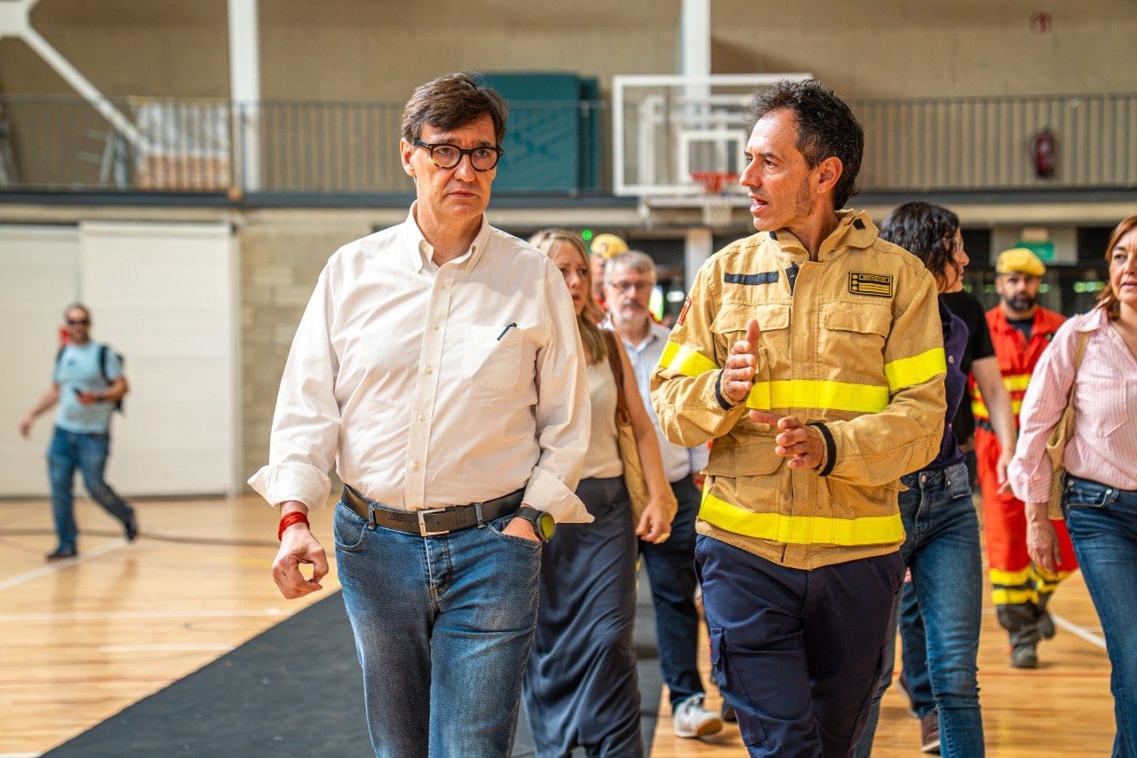 El president Salvador Illa y el jefe de Bomberos, David Borrell, esta mañana, en el centro de control en la Bisbal d'Empordà.