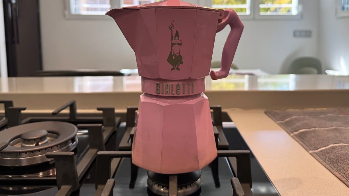 Cafetera italiana Bialetti en color rosa.