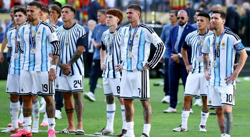 Se fue Otamendi, Paredes y Dibu Martínez dudan y Messi sigue en silencio: el paso del tiempo, el rival invencible que pone contra las cuerdas a la Scaloneta