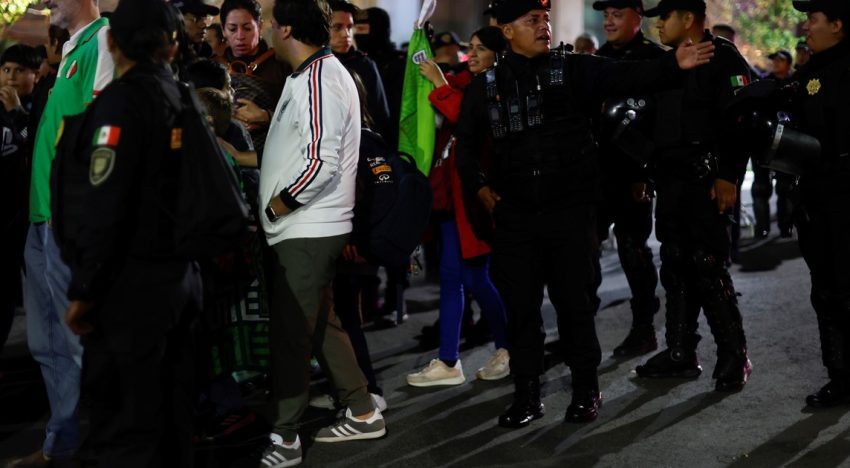 Disturbios en los alrededores del hotel donde está Inglaterra: la Policía desaloja de prepo a decenas de hinchas mexicanos